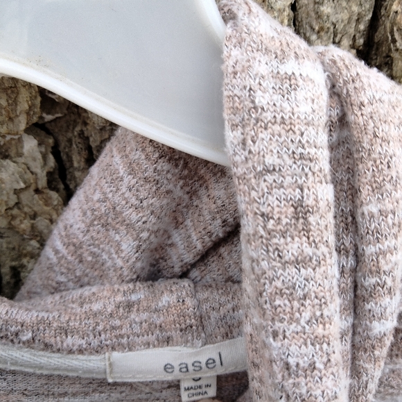 ⬇️ Price Drop! ⬇️Easel Cut Out Hoodie in size S - Picture 4 of 4